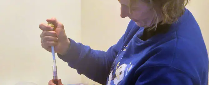 Renate pipetteert bloed
