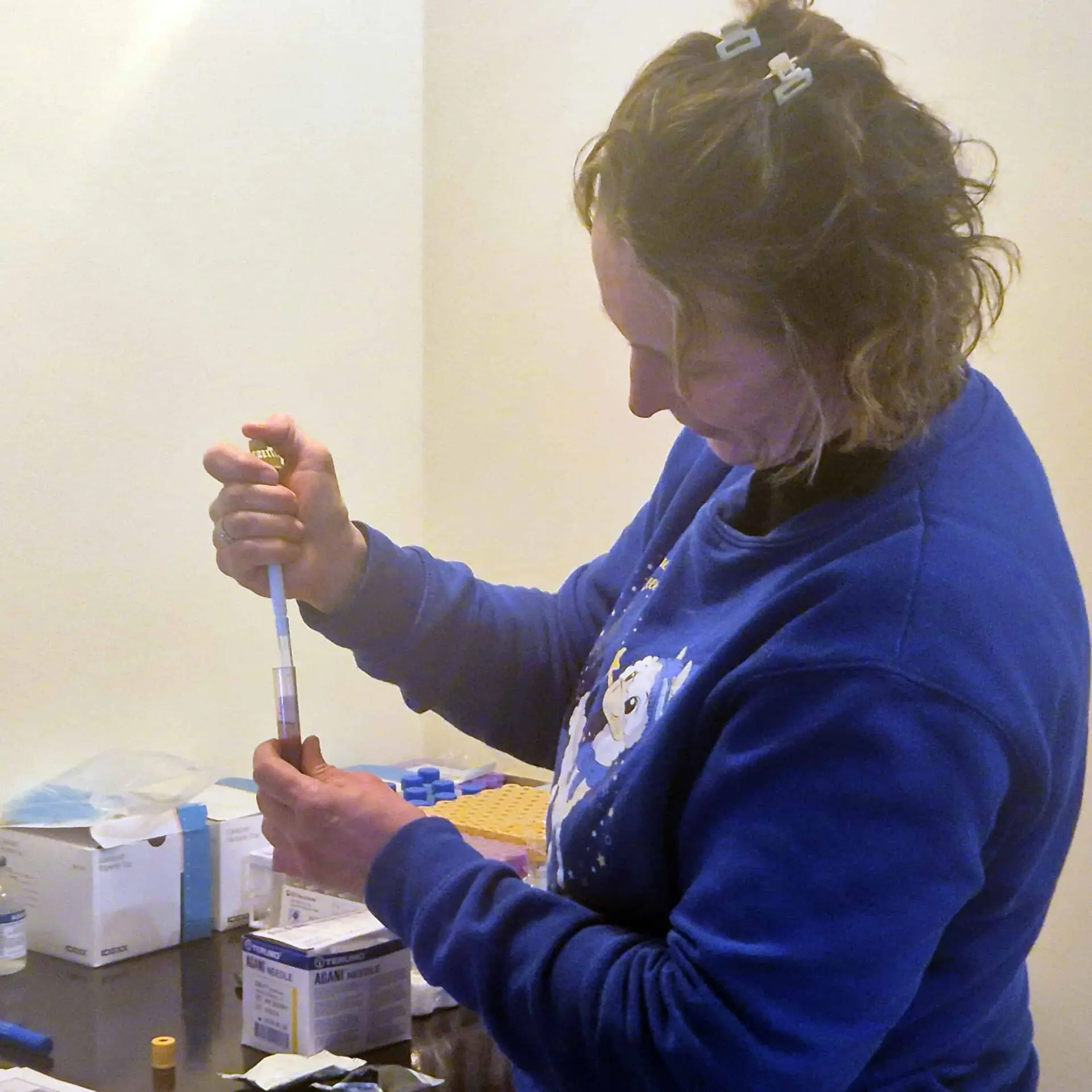 Renate pipetteert bloed